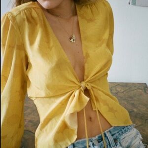 Realisation par yellow wrap top